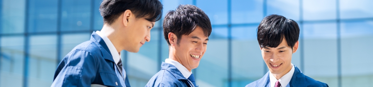 3人の男の人が笑っている写真